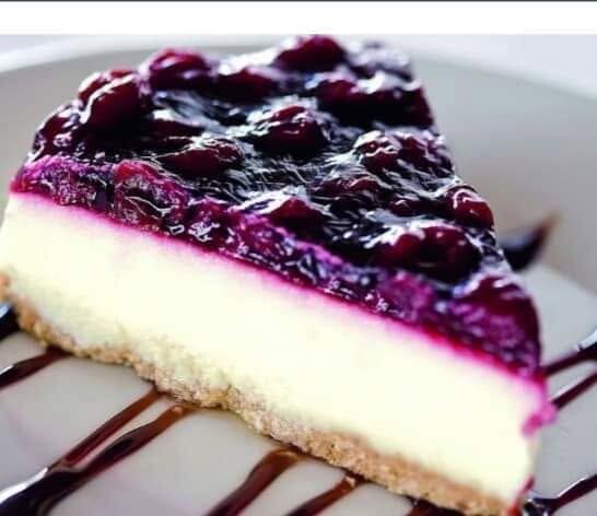Felie de cheesecake cu strat gros de afine deasupra