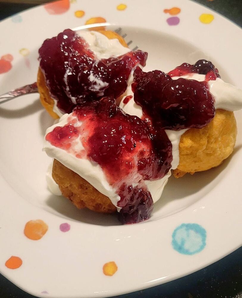 Papanași cu smântână și dulceață de vișine, pe farfurie