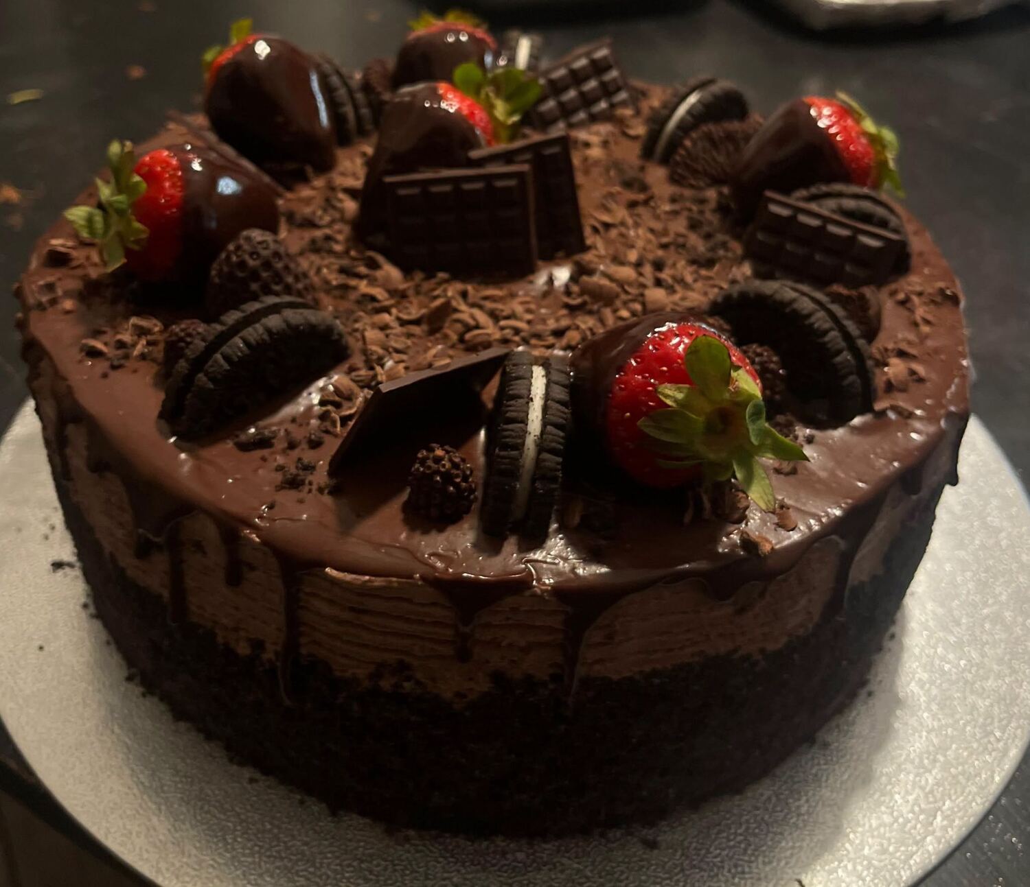 Tort de ciocolată cu glazură, biscuiți Oreo și căpșuni în ciocolată